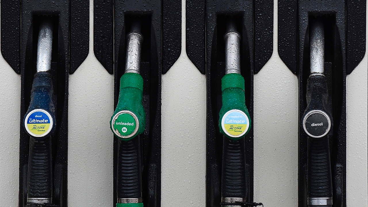 อังกฤษจะห้ามขายรถยนต์ที่ใช้เบนซินและดีเซลภายในปี 2583