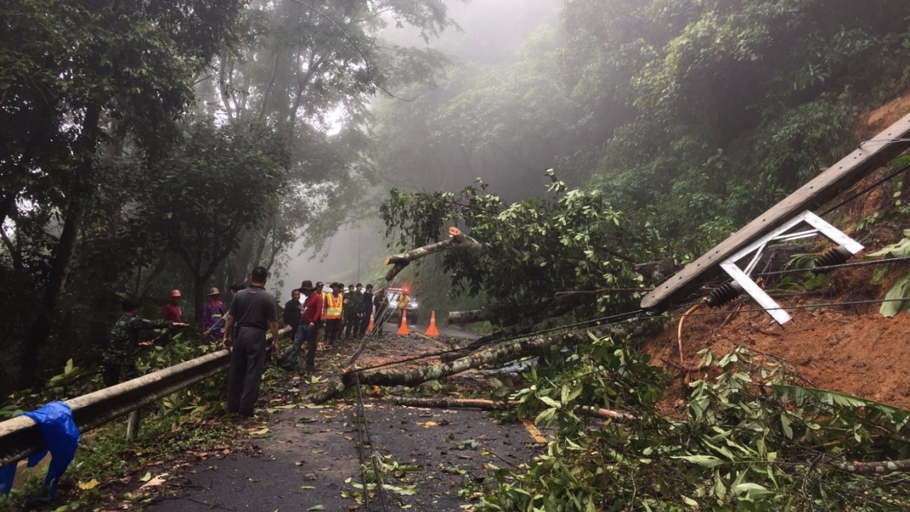 เชียงรายอ่วม ฝนตกหนัก น้ำป่าทะลัก ดินถล่ม ปิดถนนขึ้นพระธาตุดอยตุง  