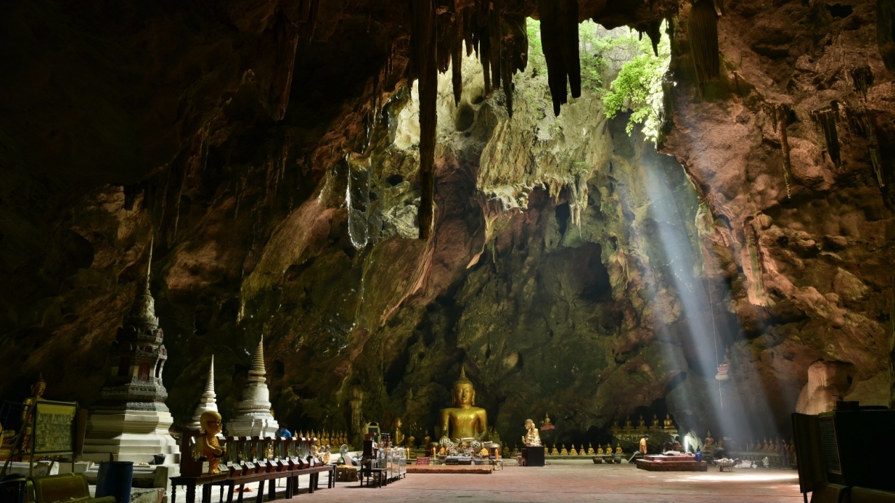คนเมืองเพชรโวยบูรณะ 'ถ้ำเขาหลวง' รื้ออิฐโบราณ ระบุของใหม่ทดแทนไม่ได้