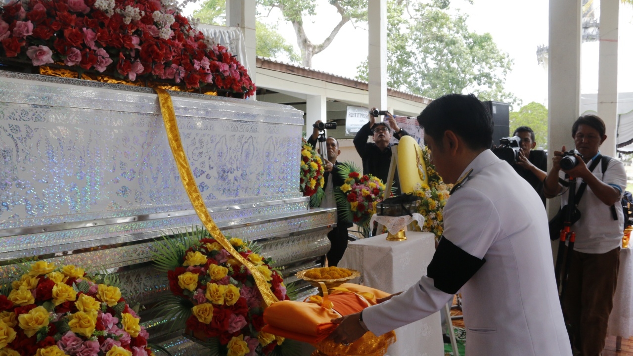 ร.10 พระราชทานเพลิงศพ พลเมืองดีชาวตรัง ช่วยเด็กจมน้ำจนตัวเองเสียชีวิต 