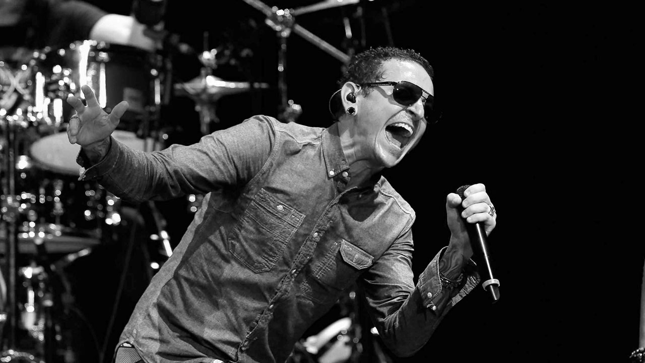 ช็อกวงการ! เชสเตอร์​ นักร้องนำ วงลินคิน พาร์ค แขวนคอตาย