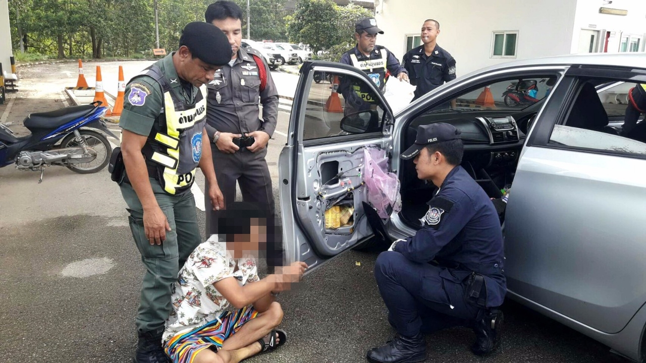 สกัดคาด่าน เก๋งซุกยาบ้า 9 หมื่นเม็ด รับจ้างขนจาก กทม. ลงใต้