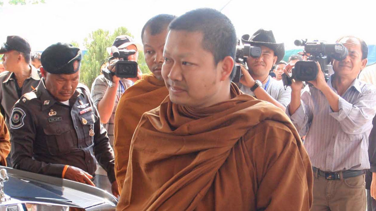  ‘เณรคำ’ ยังห่มจีวร ดีเอสไอ รอรับตัว หิ้วสอบทั้งคืน ก่อนส่งฝากขัง