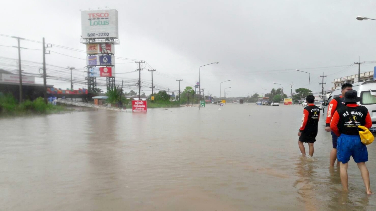 เช็กสภาพถนน 'สกลนคร-อุดรธานี' พบบางจุดน้ำท่วมสูง
