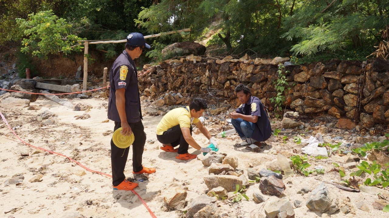 ผงะ ทารกฝังทรายชายหาดสมุย คลื่นซัดศพโผล่ คาดคู่รักวัยทีนไม่พร้อมมีลูก 