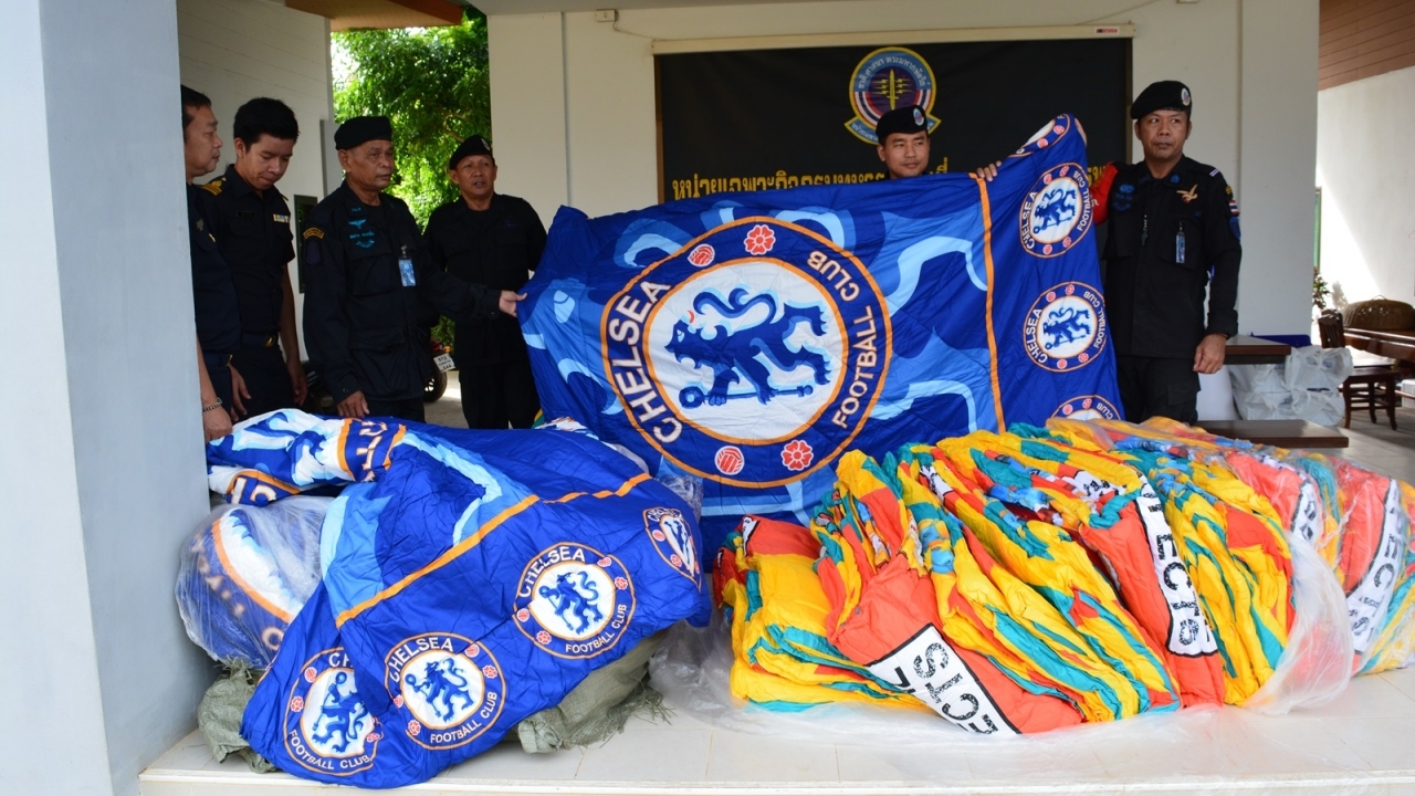 สกัดจับเขมรลอบขนผ้าห่ม-ผ้าปูที่นอน ละเมิดลิขสิทธิ์ ขายตลาดโรงเกลือ 