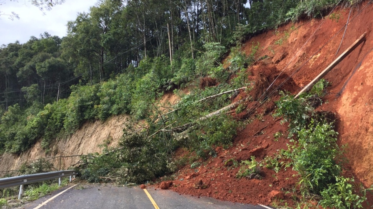 ดินอุ้มน้ำฝนถล่มปิดถนนขึ้นพระธาตุดอยตุง เร่งเคลียร์ ใช้ได้เลนเดียว