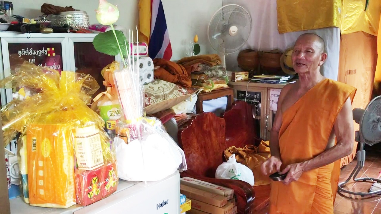 พระแนะญาติโยมซื้อสินค้าทำสังฆทานเอง หลังเจอของหมดอายุ-ผ้าอาบน้ำฝนบางเฉียบ