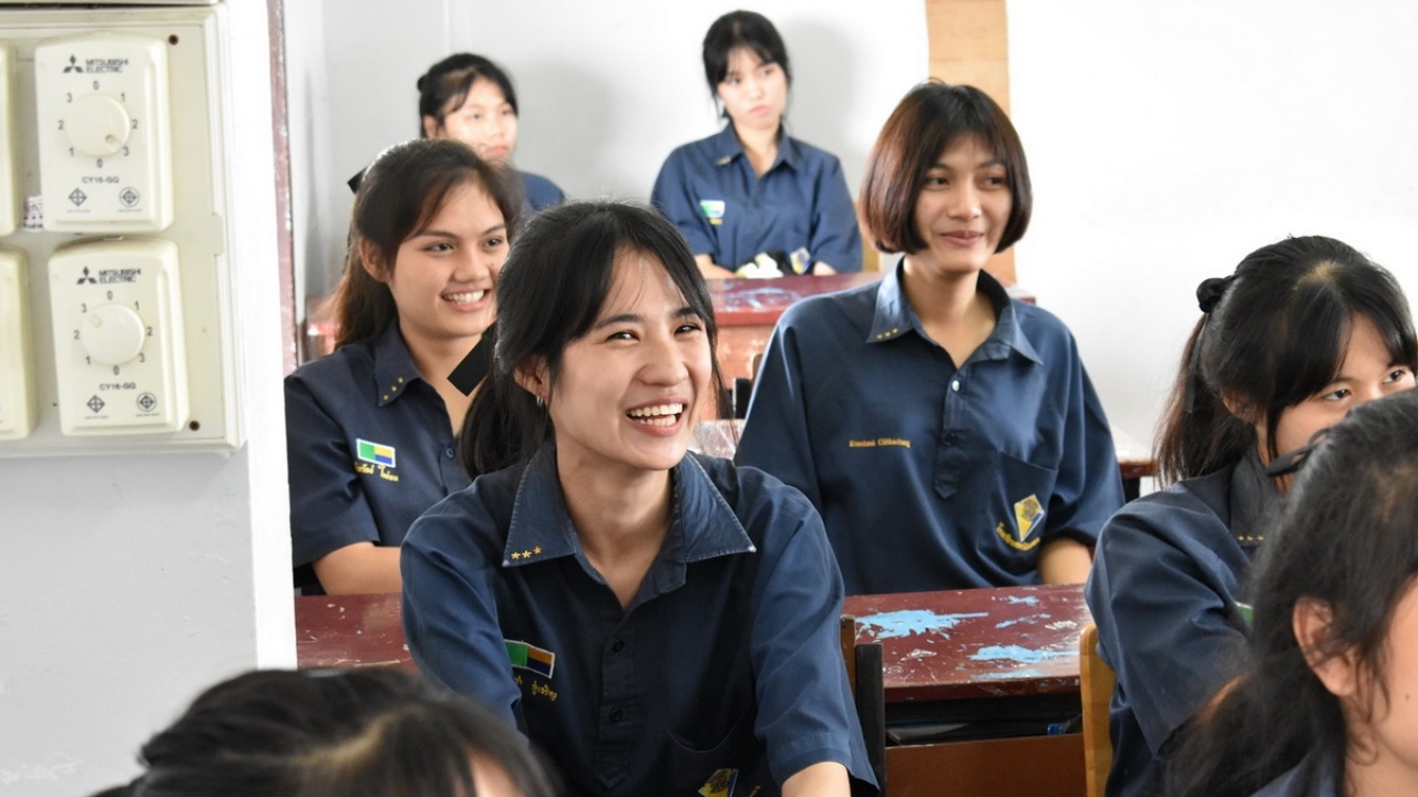 เหตุผลฟังขึ้น น้องมะปราง ช่วยพ่อแม่ขายของยันดึก จนมาโรงเรียนสาย