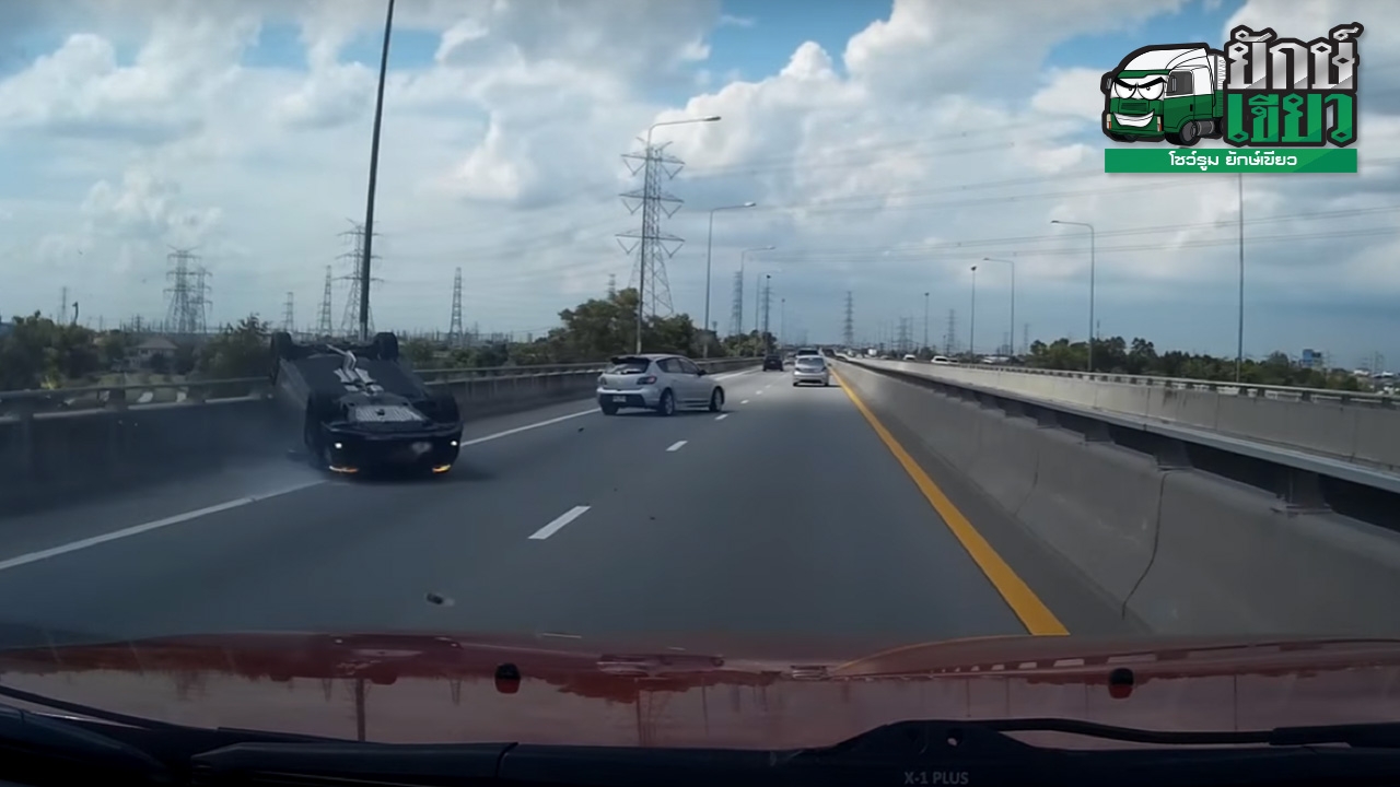 เห็นแล้วตะลึง! คลิปมุดเงิบ Honda ชนท้าย Mazda 