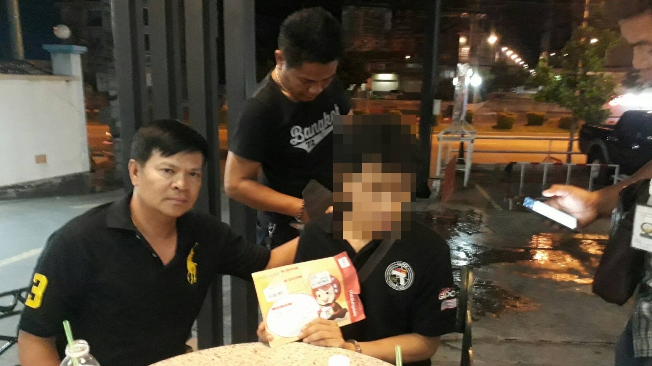 สั่งไอซ์ทางไลน์! รวบหนุ่มทำป้ายโฆษณา ค้นห้องพักเจอกระสุนปืนเพียบ