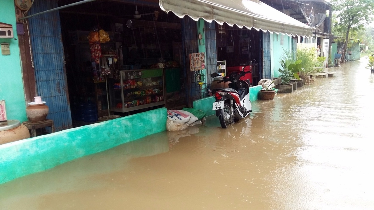 สุโขทัยเจอฝนหนัก อิทธิพลทกซูรี ทำน้ำเอ่อท่วมตามถนนที่ อ.สวรรคโลก 