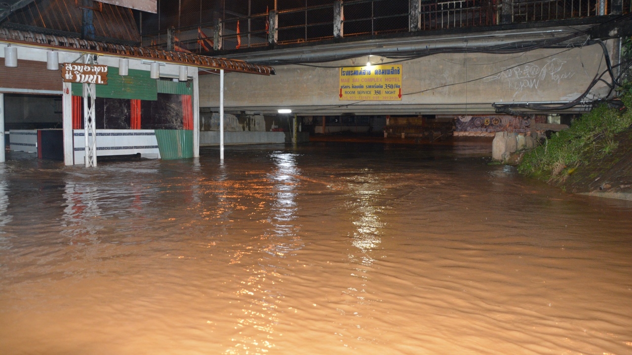 'ทกซูรี' แผลงฤทธิ์ ฝนถล่มชายแดนแม่สาย น้ำเอ่อกลางดึกเข้าร้านค้า