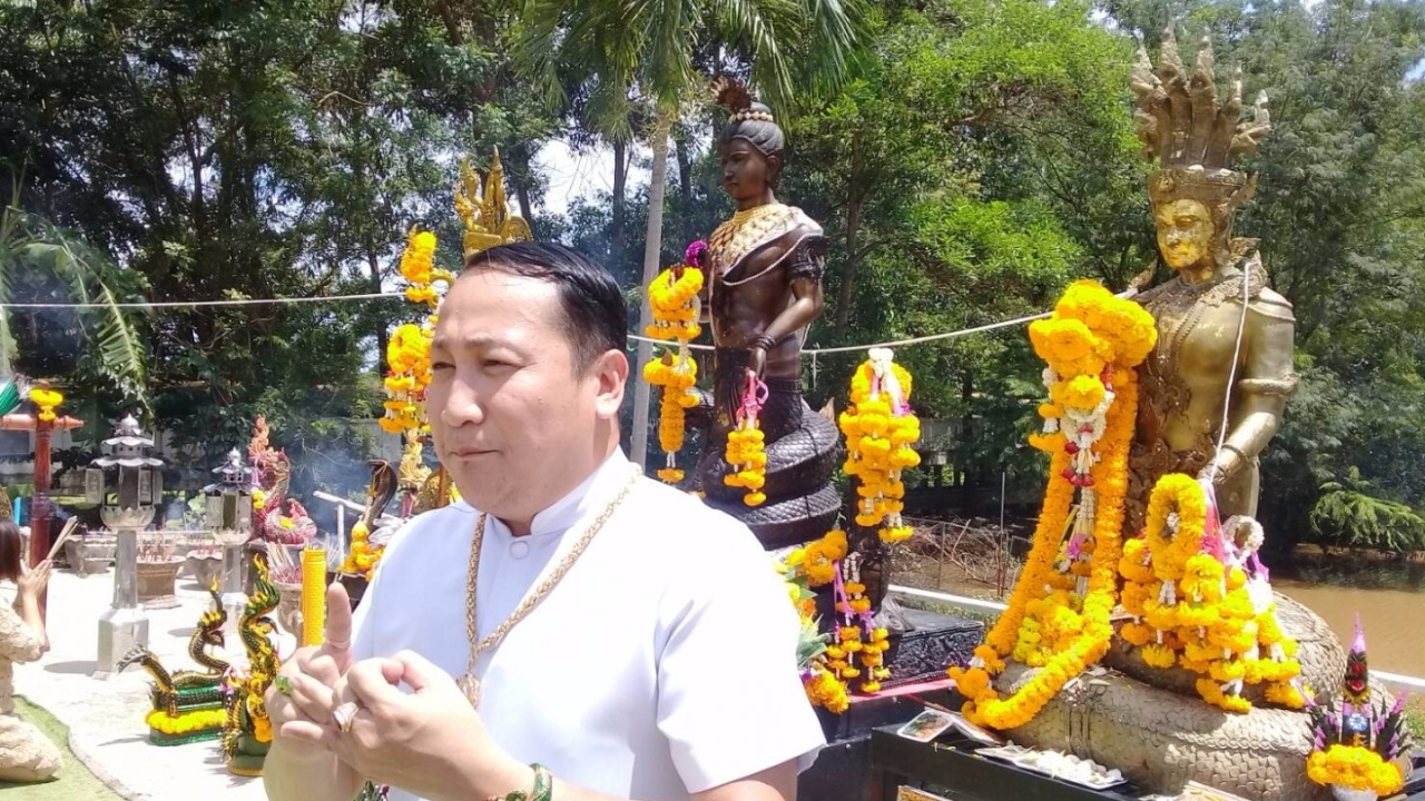 คำชะโนดคึกคัก คนแห่บวงสรวงปู่ศรีสุทโธ วันที่ 9 เดือน 9 ตามหมอดูแนะ