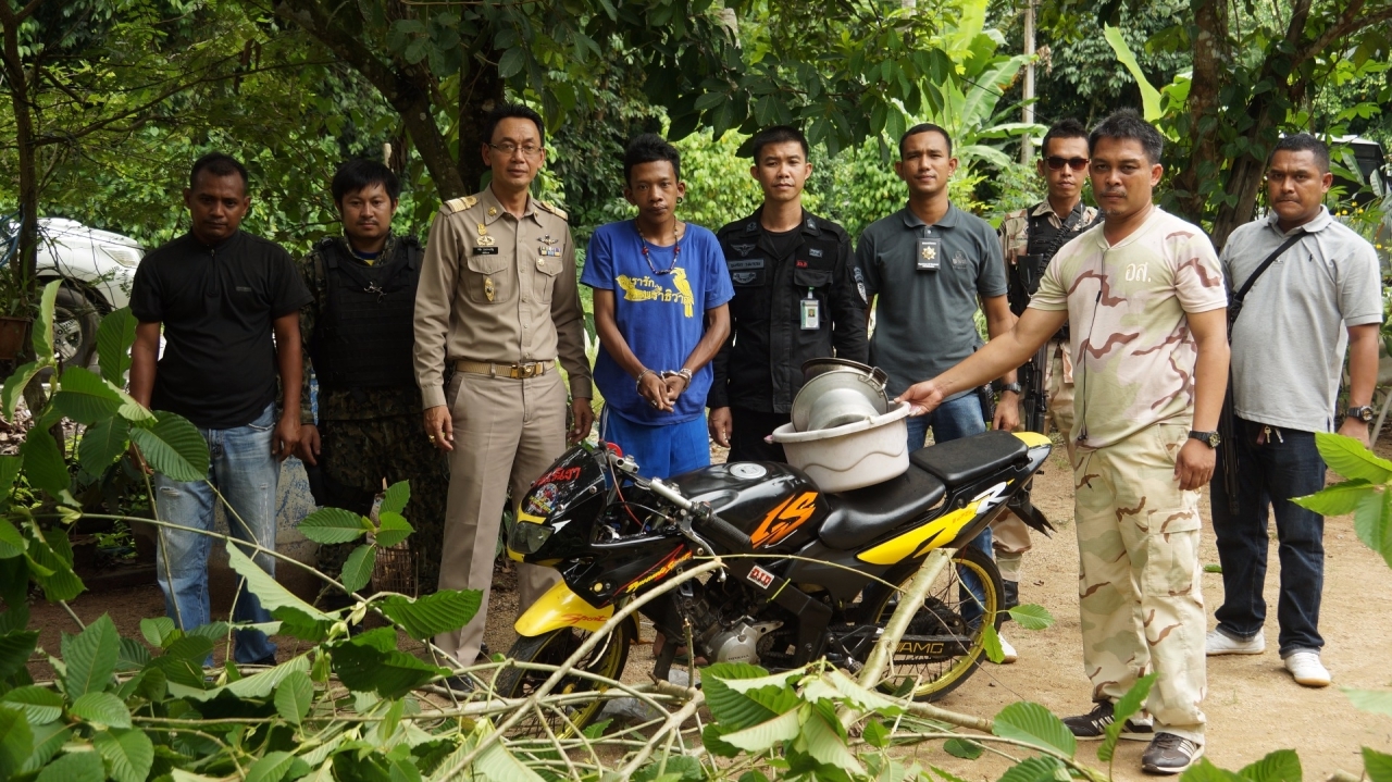 บุกรวบ 'แม็ก กุมารทอง' ราชาน้ำกระท่อม พร้อมของกลางคาบ้านพักสุไหงปาดี