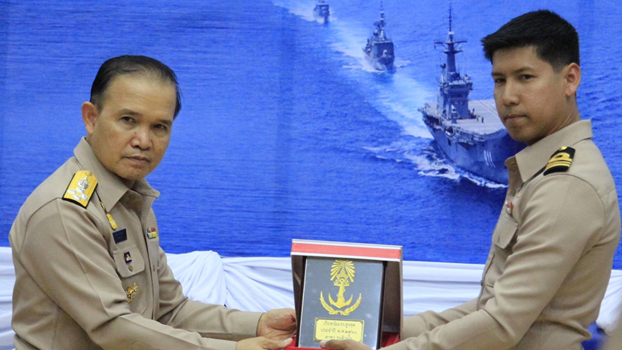 'บิ๊กชีพ'มอบรางวัล 9 เรือรบ ที่คว้าเรือพร้อมรบสูงสุดประจำปี 60 ของ ทร.