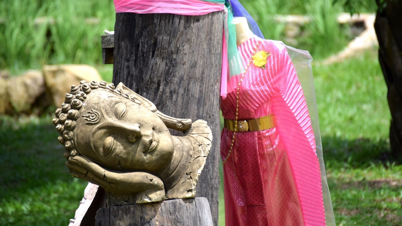 ชาวบ้านสุดทน! บ้านพักฝรั่ง นำเศียรพระไว้ขอนไม้ มีผ้าถุงอยู่เหนือเศียร
