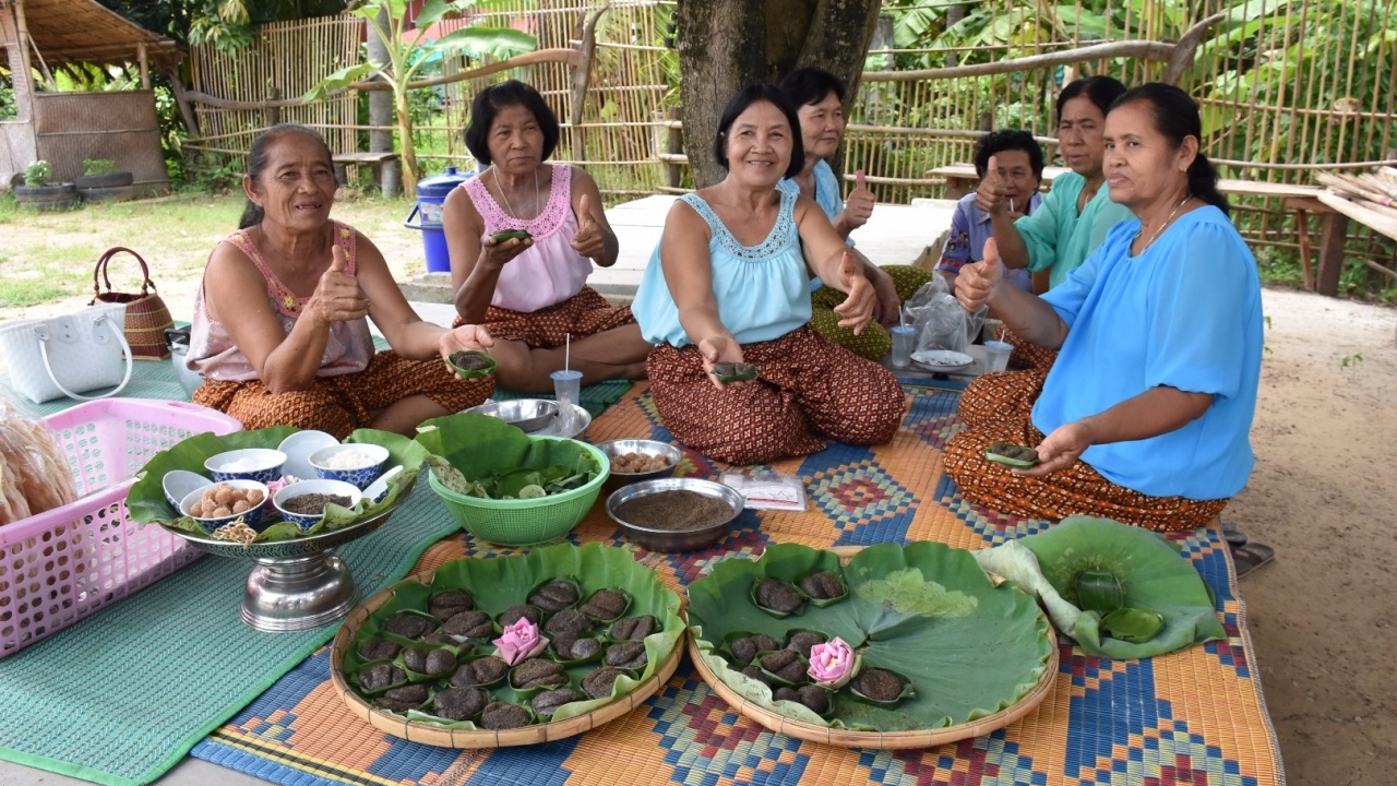 ดีต่อใจ ข้าวแดกงา ขนมพื้นบ้านจากบ้านปลักแรด ช่วยบำรุงสมอง-เพิ่มไขมันดี