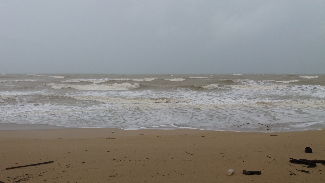 พังงาทะเลคลื่นสูงลมแรง ร้านค้าริมหาดเงียบเหงา นทท.กลัวเกิดอันตราย