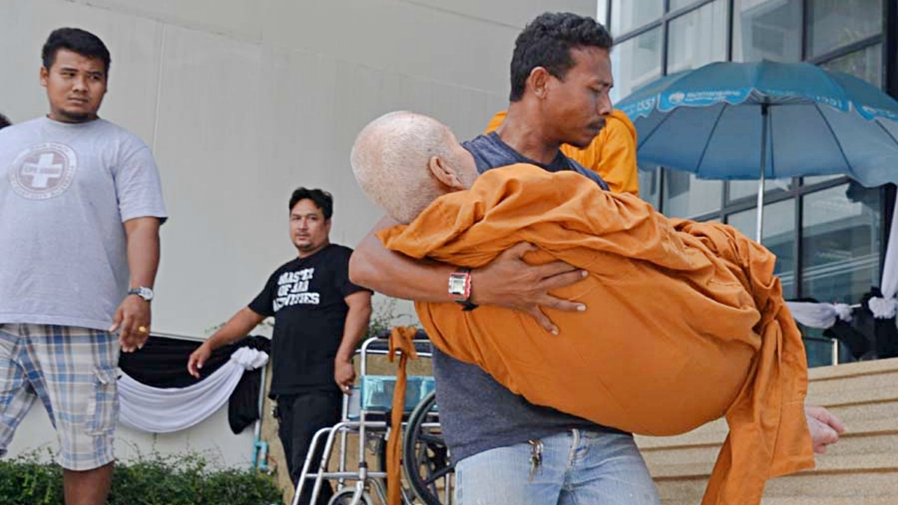 ศิษย์ อุ้ม 'เจ้าอาวาสวัดประดู่หอม' อายุ 87 ป่วยอัมพฤกษ์ไปเบิกเงินแบงก์