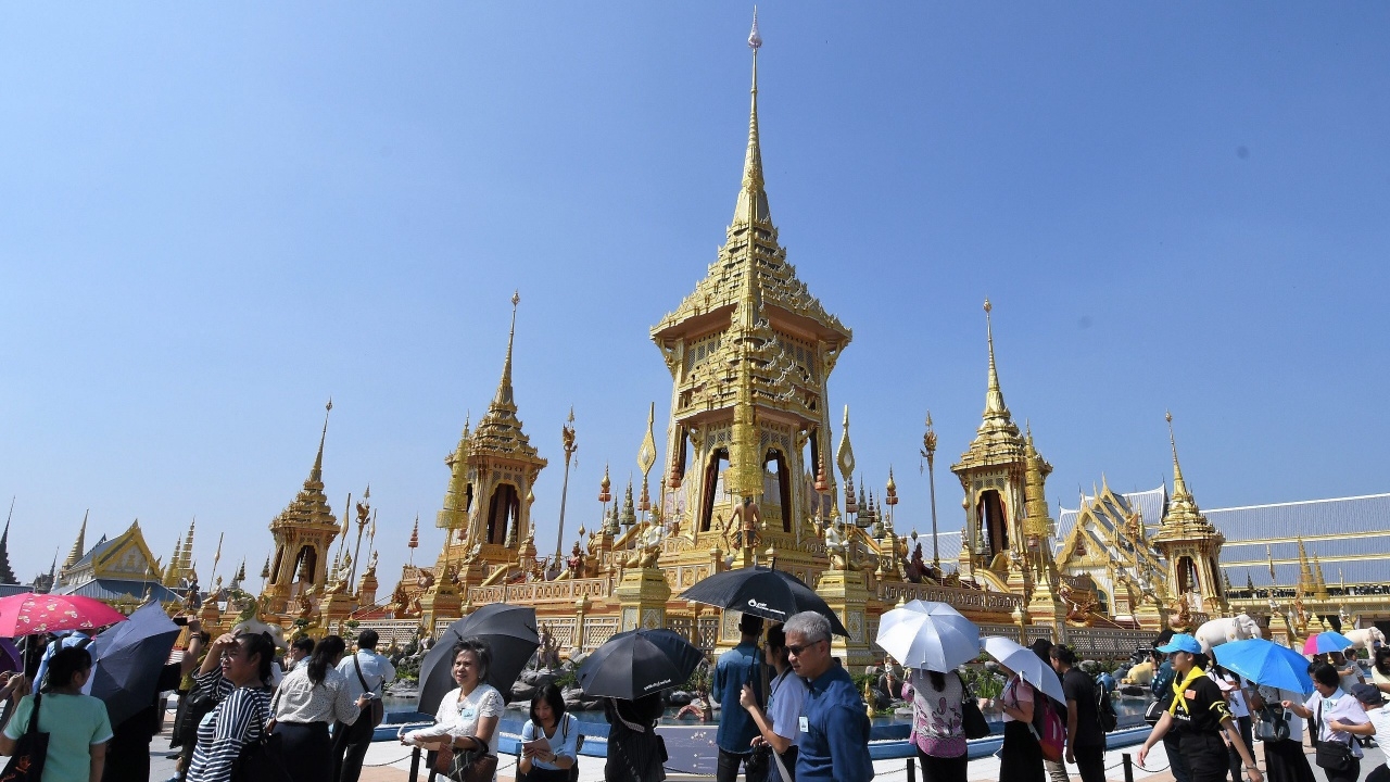 จัดระเบียบเข้าชมพระเมรุมาศใหม่ แบ่งเป็นกลุ่ม ทุกคนต้องเข้าคิว