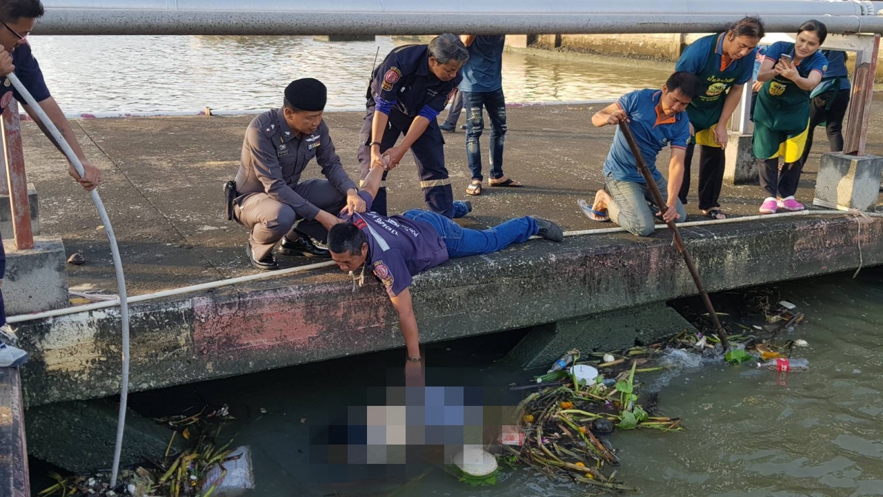 หนุ่มพม่าผวา! เดินเก็บเงินในกระทงริมเจ้าพระยา พบศพลอยน้ำบริเวณท่าเรือ