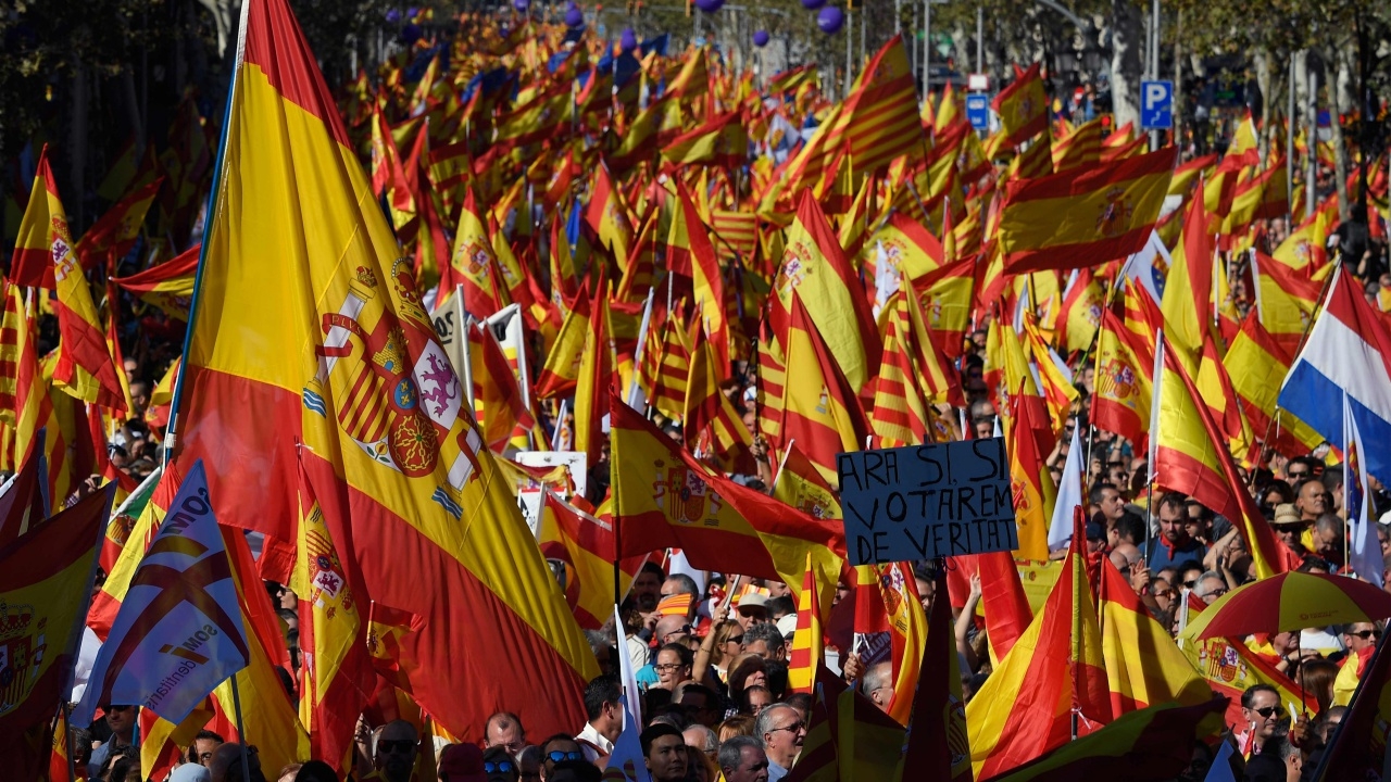 ชาวกาตาลันกว่า 300,000 เดินขบวนต้านแยกเอกราช หลัง รบ.สเปนยึดอำนาจ