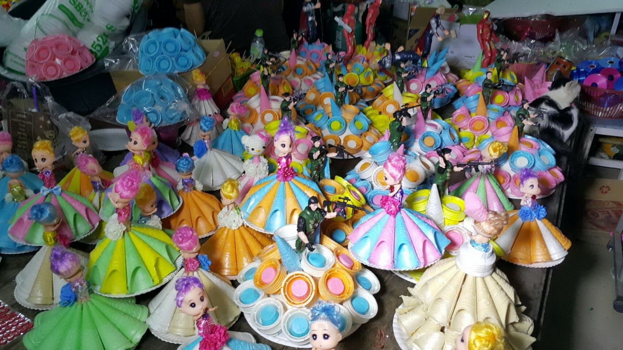 พ่อค้าอ่างทองไอเดียแจ่ม ทำกระทงกรวยไอศกรีม ใส่ตัวการ์ตูนซุปเปอร์ฮีโร่ 