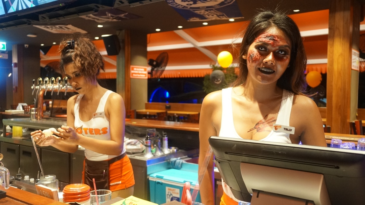 ฮาโลวีน เกาะสมุย คึกคัก พนักงานร้าน แต่งชุดผี ดึงดูดลูกค้าเข้าร้าน