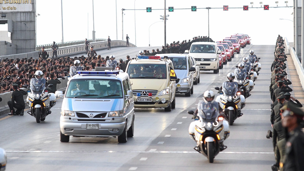 พระเสด็จนิราศฟ้า ปวงประชาโศกอาลัย