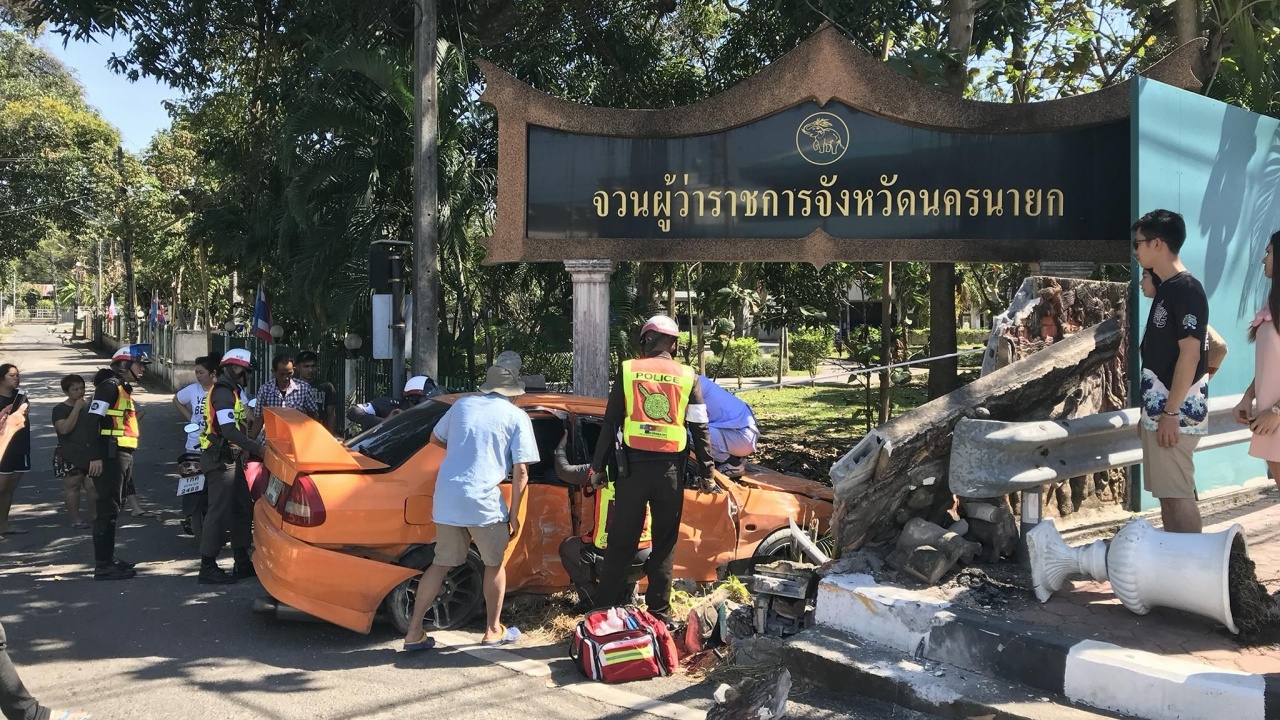 เก๋งแหกโค้งชนป้ายจวนผู้ว่าฯ ผัวขับ เมียกำลังท้อง4เดือน ต้องงัดส่ง รพ.