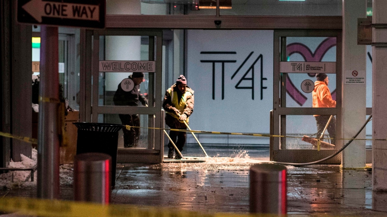 เจิ่งนองขนาดนี้! น้ำรั่วท่วมสนามบิน JFK ต้องอพยพผู้โดยสาร (คลิป)