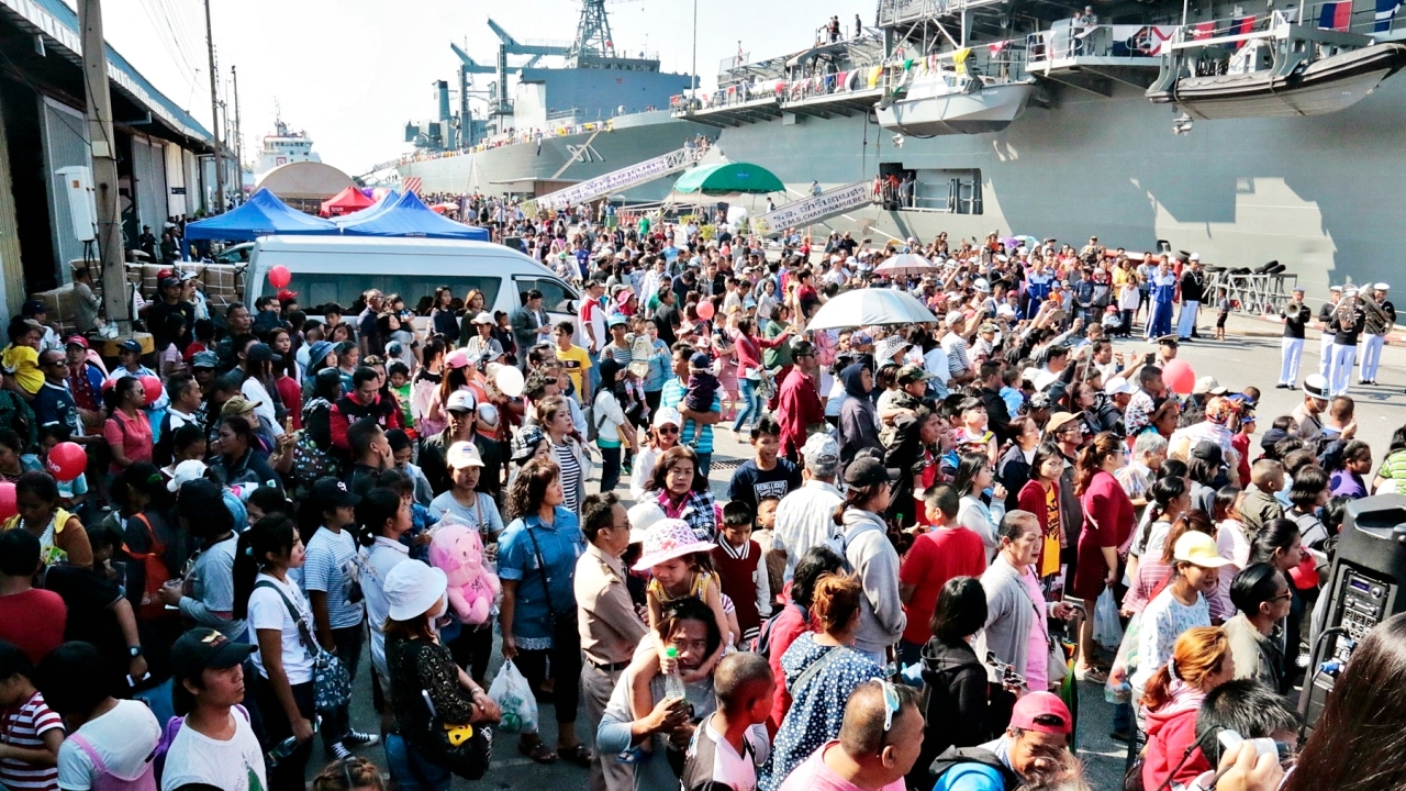 คึกคักมาก! เด็กๆ เยาวชนนับหมื่นแห่ชม เรือหลวงจักรีนฤเบศร 