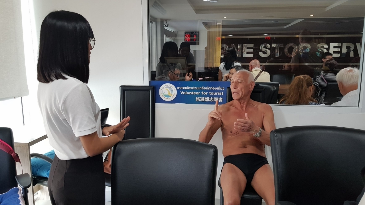 เฒ่าเยอรมัน ใส่กางเกงว่ายน้ำโผล่ขึ้นโรงพัก ระบุ ถูกโจรฉกทรัพย์หมดตัว!