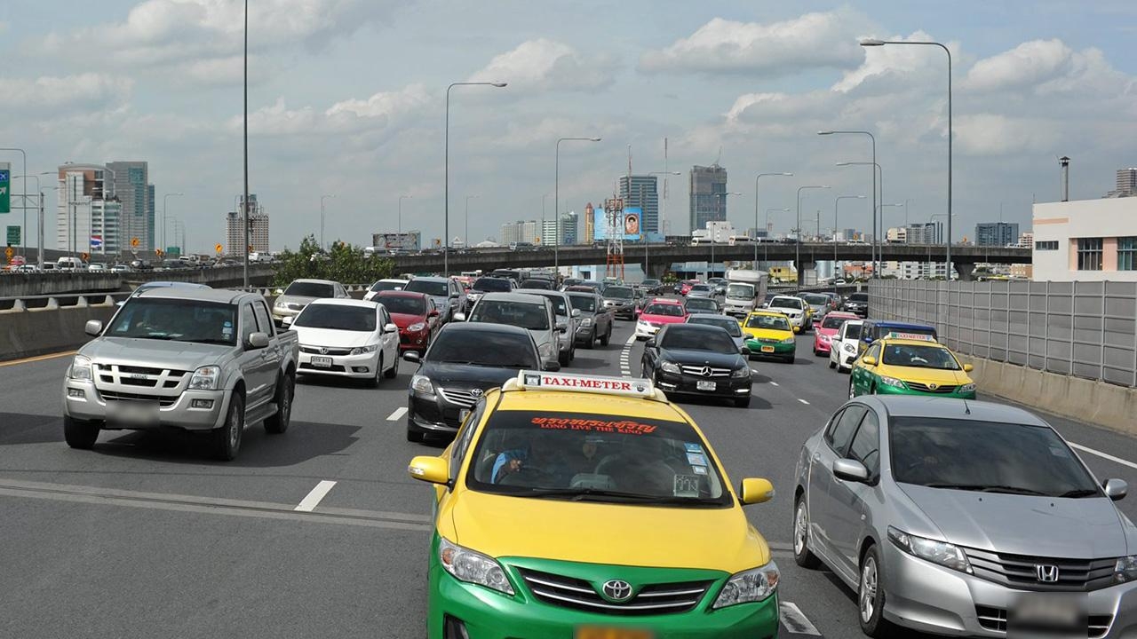 แก้รถติดบูรพาวิถีเข้าด่านบางแก้ว ให้รับบัตรไปจ่ายเงินที่ทางลงแทน
