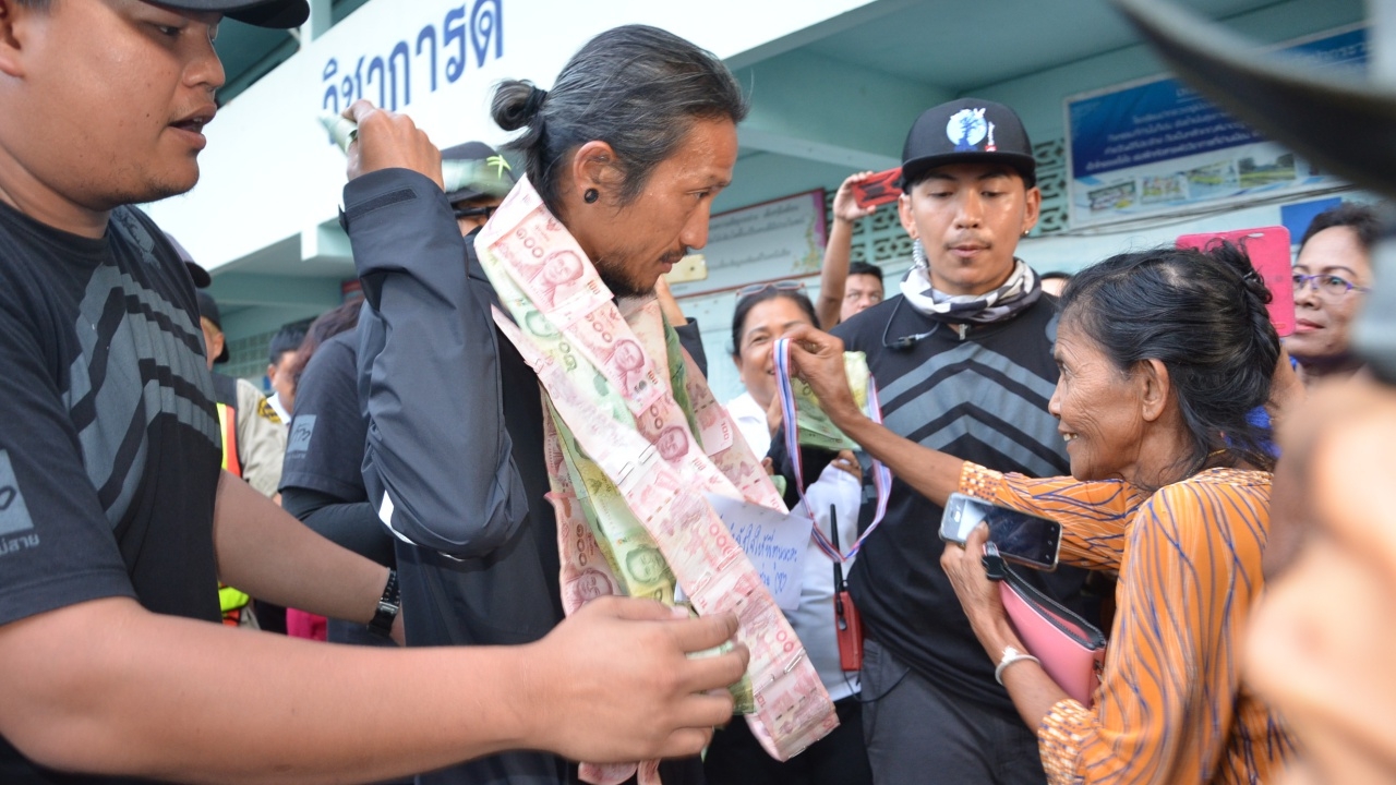 ตูนดอดมานครฯ มอบทุนนร. หยุดวิ่งศุกร์นี้ ตรวจร่างกาย ลุยต่อเช้า 11 พ.ย.