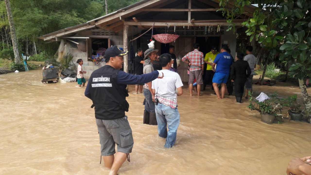 ฝนถล่มกระบี่ น้ำท่วมถนน-บ้านเรือนประชาชนพื้นที่เขาพนม กว่า 40 หลัง