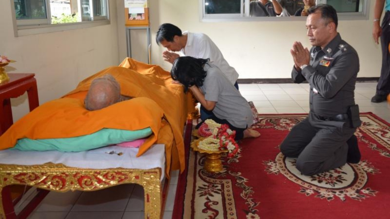 ศิษย์กราบศพหลวงพ่อเพี้ยน เกจิดังลพบุรี ฮือฮา เลขอายุ 91 ออกมาตรงเผง