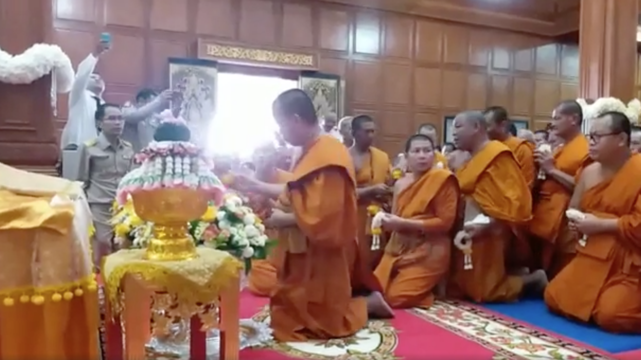 ศิษย์นับพันร่วมรดน้ำศพ 'หลวงพ่อเพี้ยน' เกจิดังลพบุรี