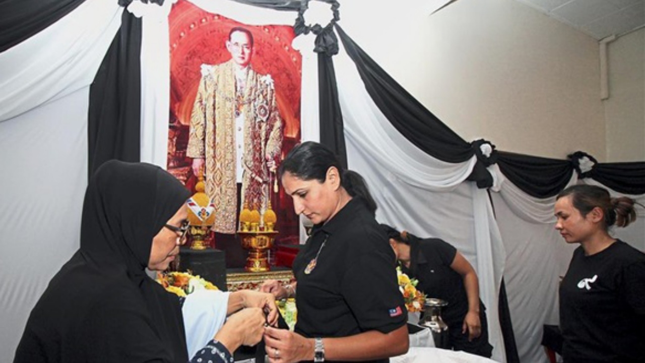 คนไทยในมาเลย์น้อมอาลัยครั้งสุดท้าย ส่งดอกไม้จันทน์ร่วมพิธีถวายพระเพลิงฯ