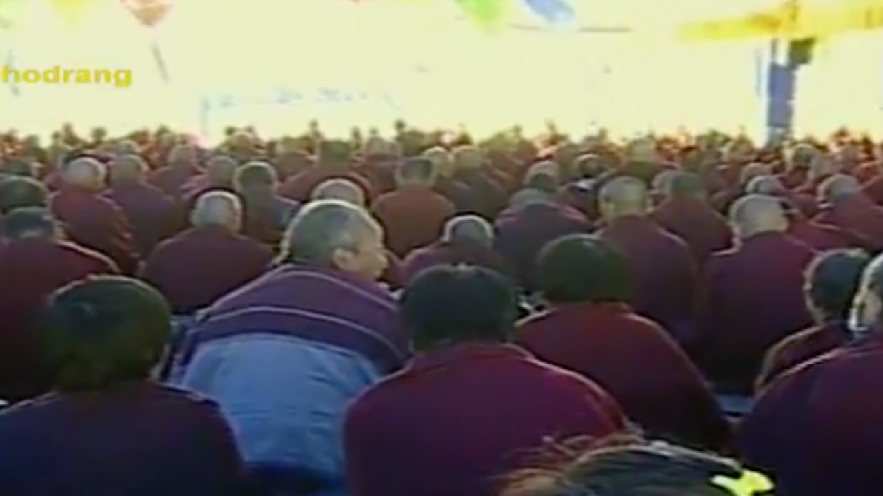 เฟซฯกษัตริย์ จิกมี น้อมแสดงความอาลัย ถ่ายทอดสดพิธีสวดมนต์ถวายเป็นพระราชกุศล