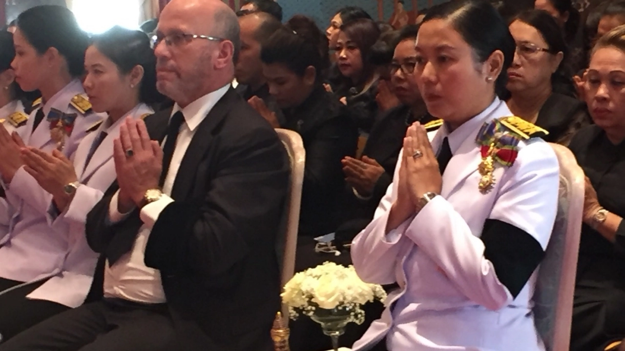 คนไทยในสวิตฯนับ3พันคน ถวายดอกไม้จันทน์ น้อมแสดงความอาลัยครั้งสุดท้าย