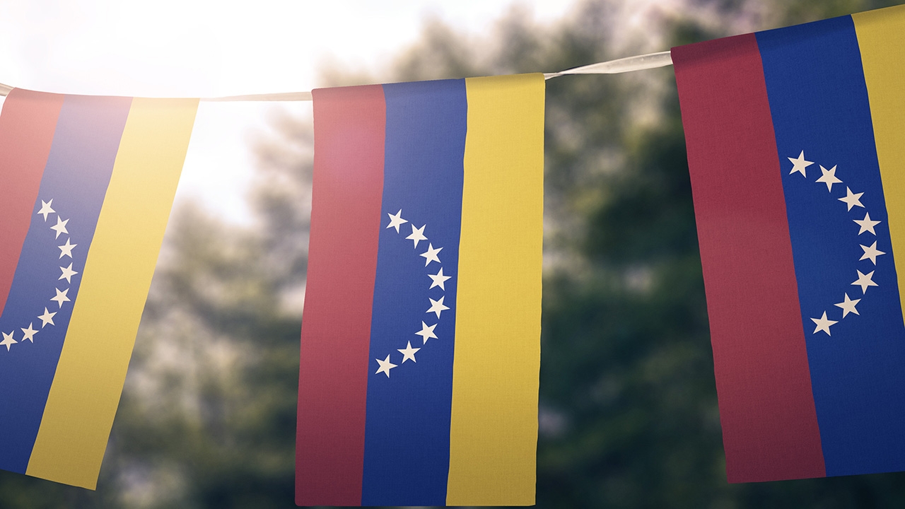 อียูมอบรางวัลตอกหน้าเวเนฯ