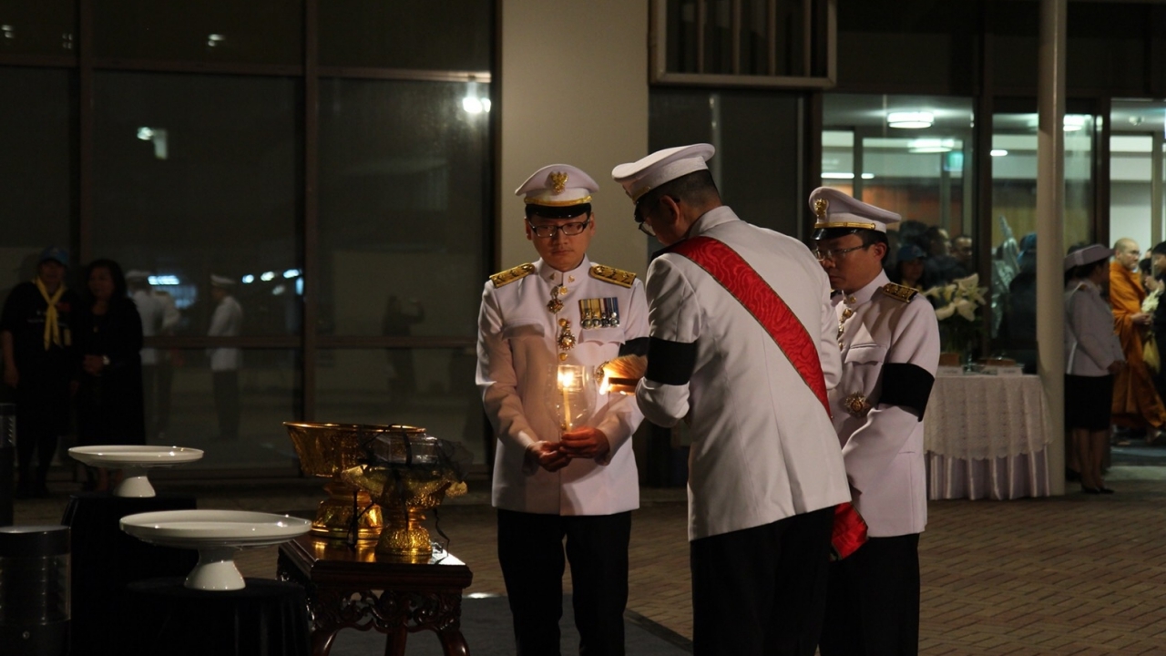 ชาวไทยในนิวซีแลนด์ ถวายดอกไม้จันทน์ น้อมแสดงความอาลัย ในหลวง ร.9