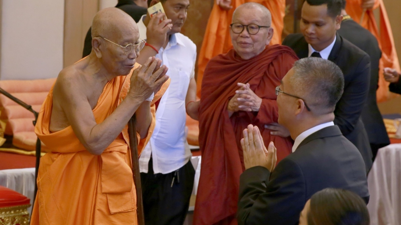 สมเด็จพระสังฆราช-รมช.กลาโหมกัมพูชา ร่วมถวายดอกไม้จันทน์ ที่สถานทูตไทย