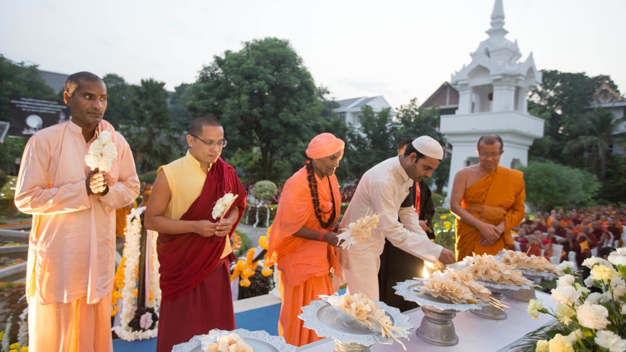  ชาวอินเดียทุกศาสนา ถวายดอกไม้จันทน์  น้อมแสดงความอาลัยในหลวง ร.9