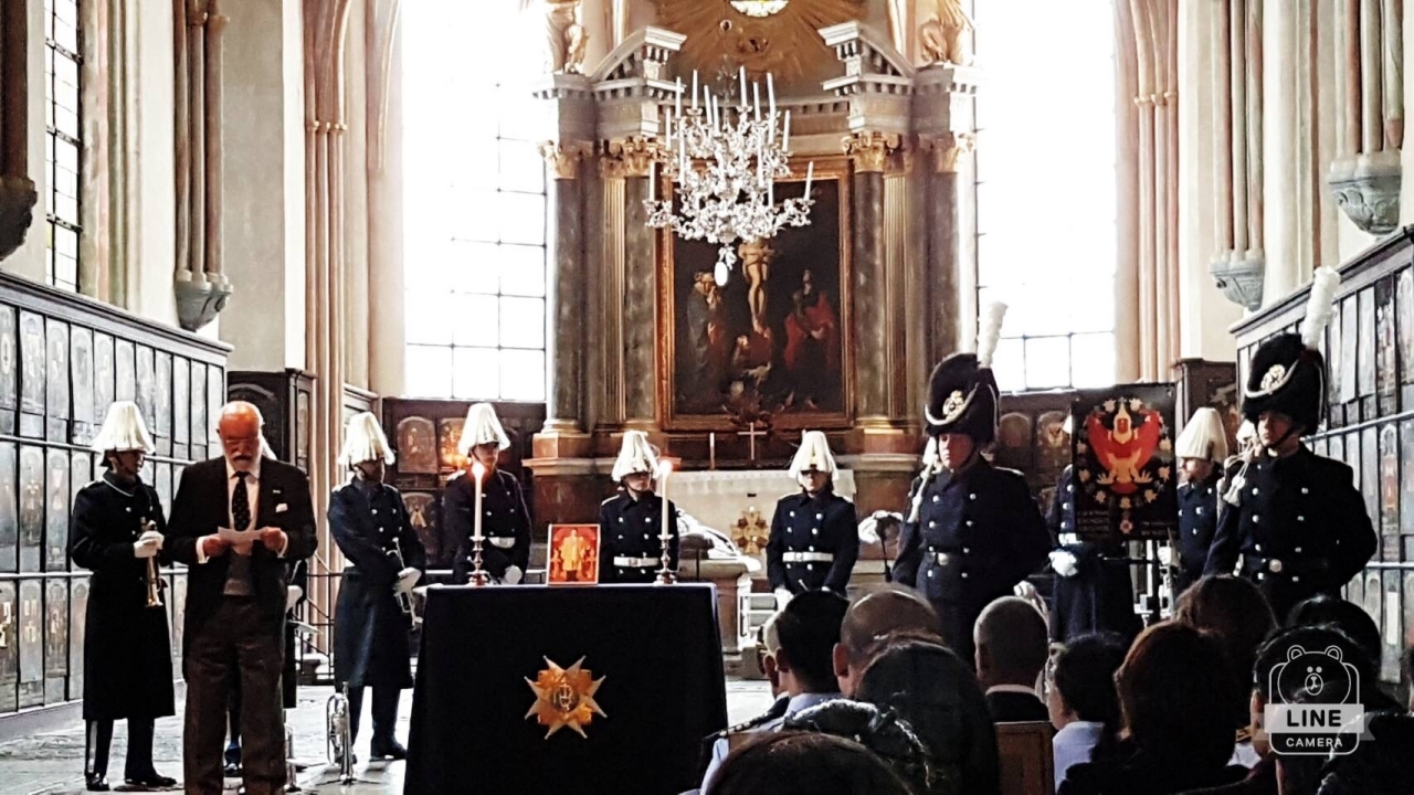 คนไทยนับพันในสวีเดน น้ำตาไหล ร่วมพิธีอัญเชิญพระราชลัญจกรพิเศษ ร.9 