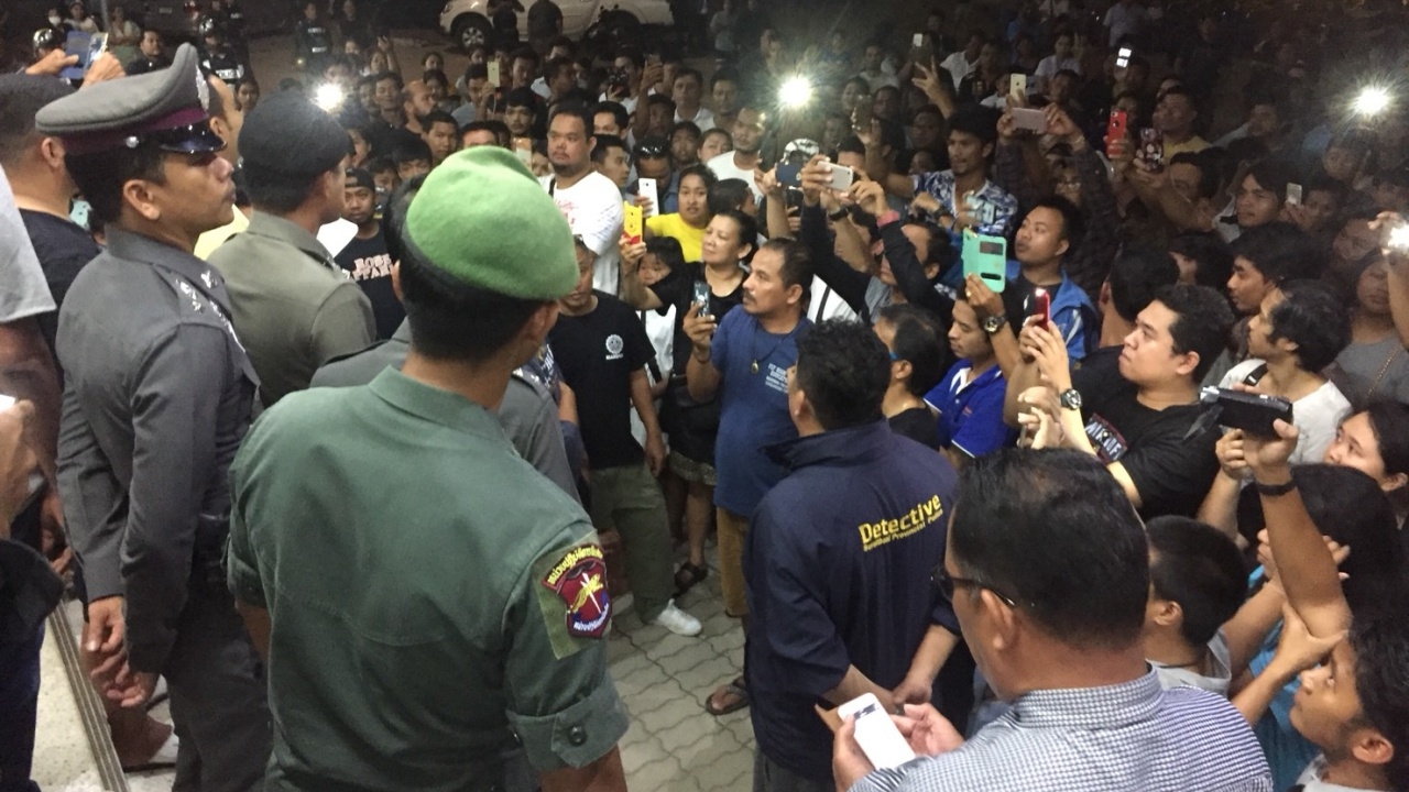 ชาวบ้านบุกโรงพัก จี้สอบ อส.ตร. กระทำเกินเหตุชน จยย.โจ๋ เจ็บสาหัส