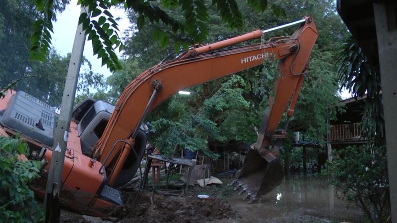 แบ็กโฮขุดทำคันกั้นน้ำ พลาดเจอดินอ่อนตัว จมดินครึ่งคัน!!