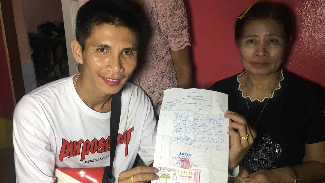 หนุ่มลำปาง อธิษฐานขอพรหลวงพ่อเกษม เขมโก สุดโชคดีถูกหวยรับเงิน 6 ล้าน